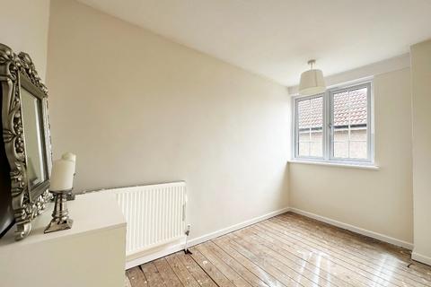 24 Lucerne Way, Romford, RM3 8BS