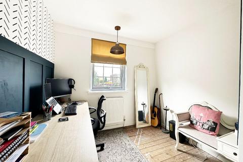 24 Lucerne Way, Romford, RM3 8BS