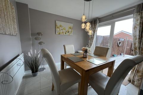 2 Hanratte Close, Llantilio Pertholey, Abergavenny, NP7 6PT