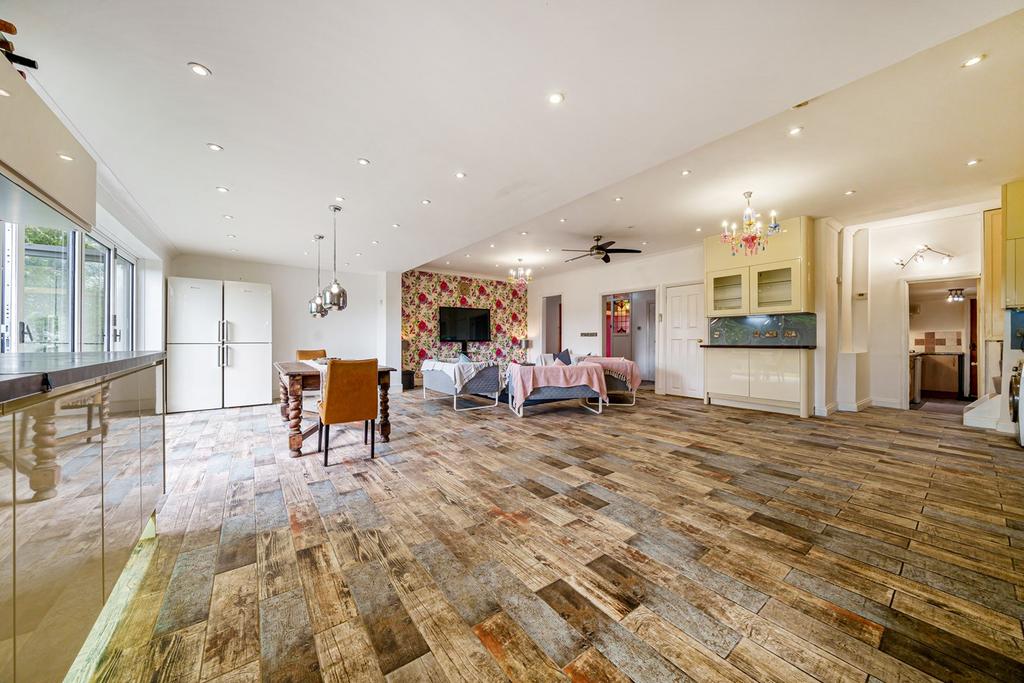 Canterbury Avenue, ILFORD, IG1 6 bed semidetached house £850,000