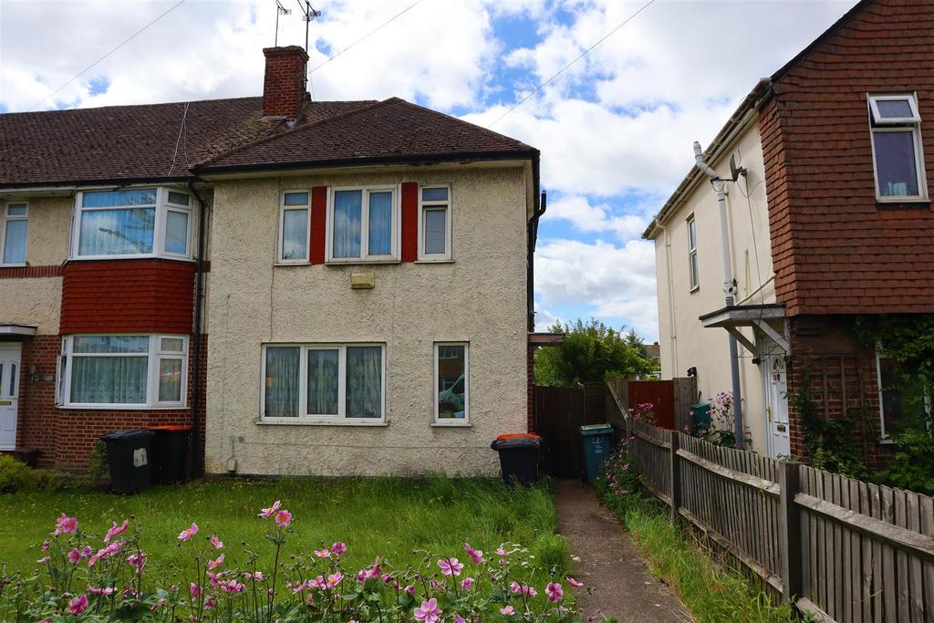 Poynters Road, Dunstable, Bedfordshire 3 bed end of terrace house for