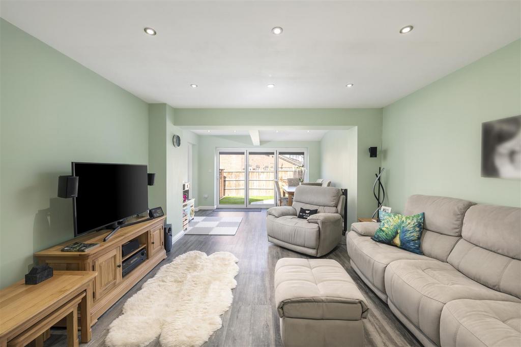 Cloverfields, Horley 3 bed semidetached house for sale £475,000