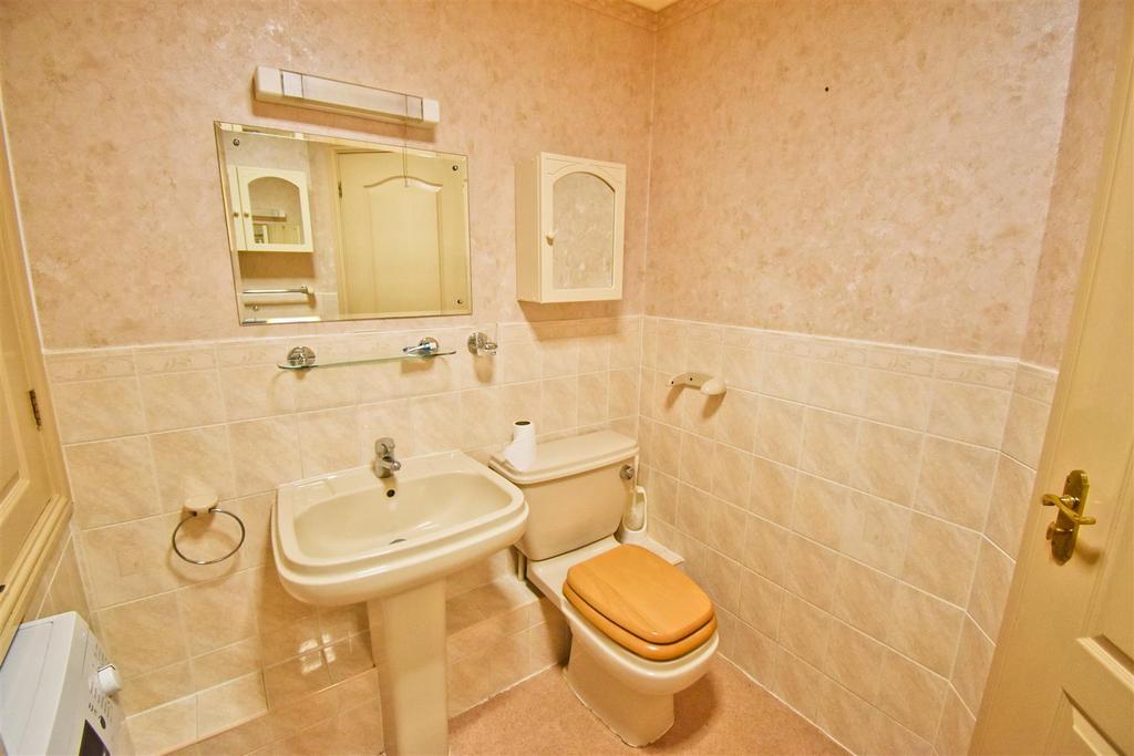 Bathroom 1.jpg
