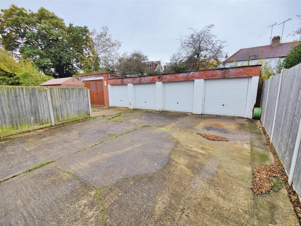 Flemming Crescent, Leigh On Sea Garage £90 pcm (£21 pw)