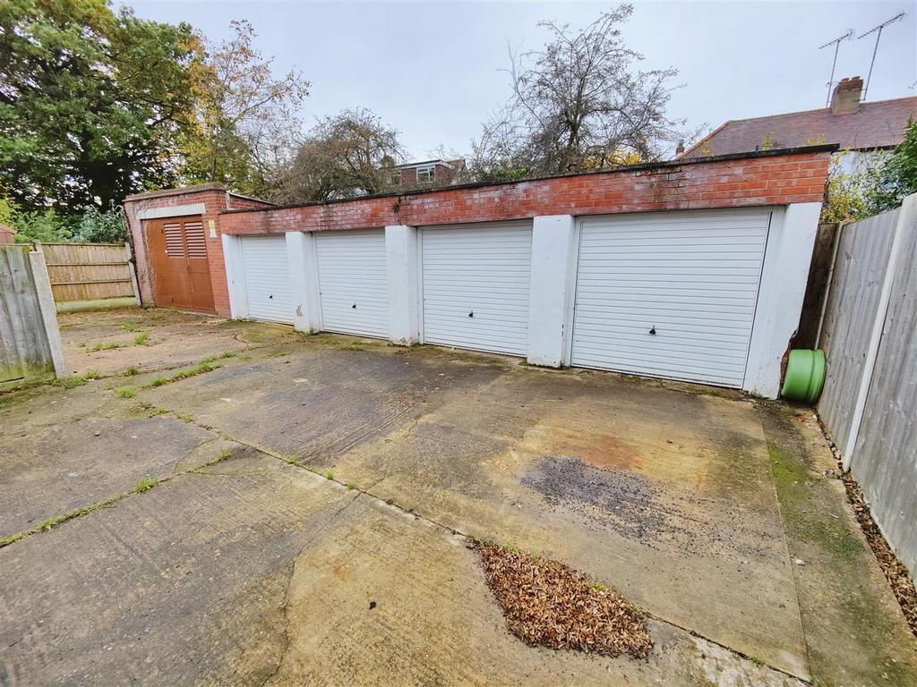 Flemming Crescent, Leigh On Sea Garage £90 pcm (£21 pw)