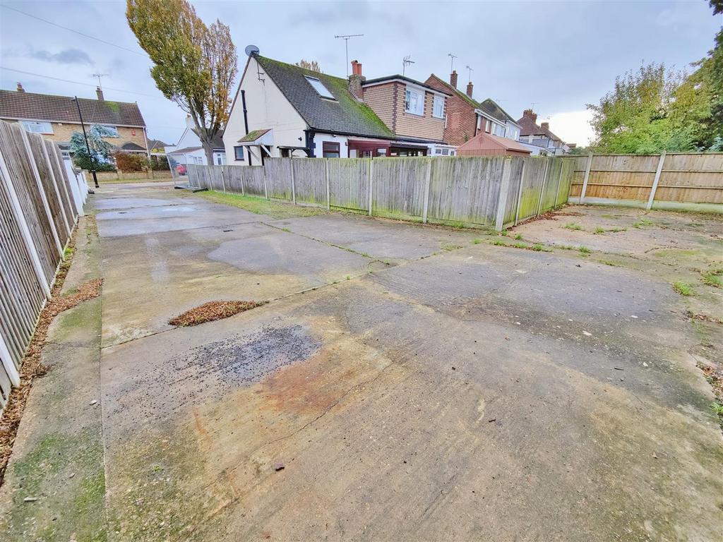 Flemming Crescent, Leigh On Sea Garage £90 pcm (£21 pw)