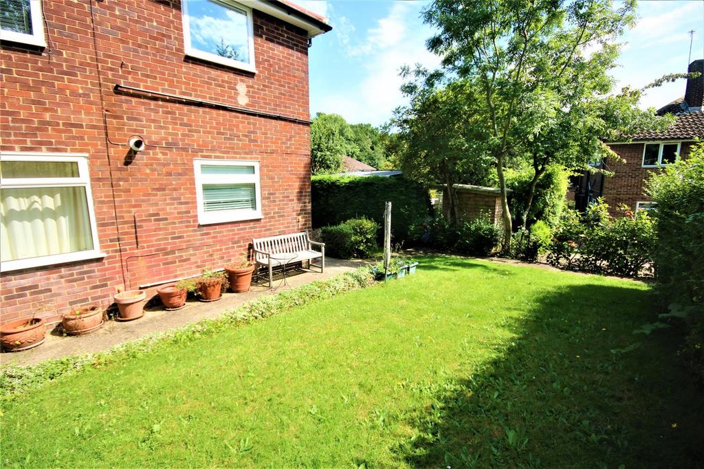 Vernon Crescent, East EN4 2 bed for sale £390,000