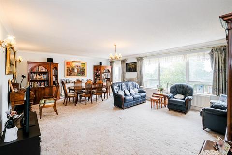 2 bedroom penthouse for sale, Embassy Court, Woodford Road, London