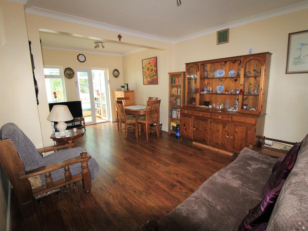 Howard Road, Upminster RM14 2 bed semidetached bungalow for sale £