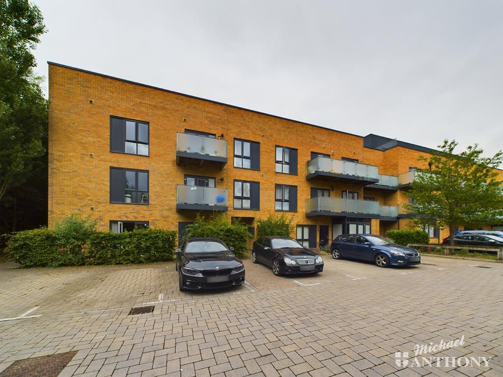 Brooks Mews, AYLESBURY, HP19 8FU 1 bed flat - £185,000