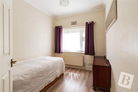 2 bedroom bungalow for sale - Lincoln Avenue, Romford, RM7