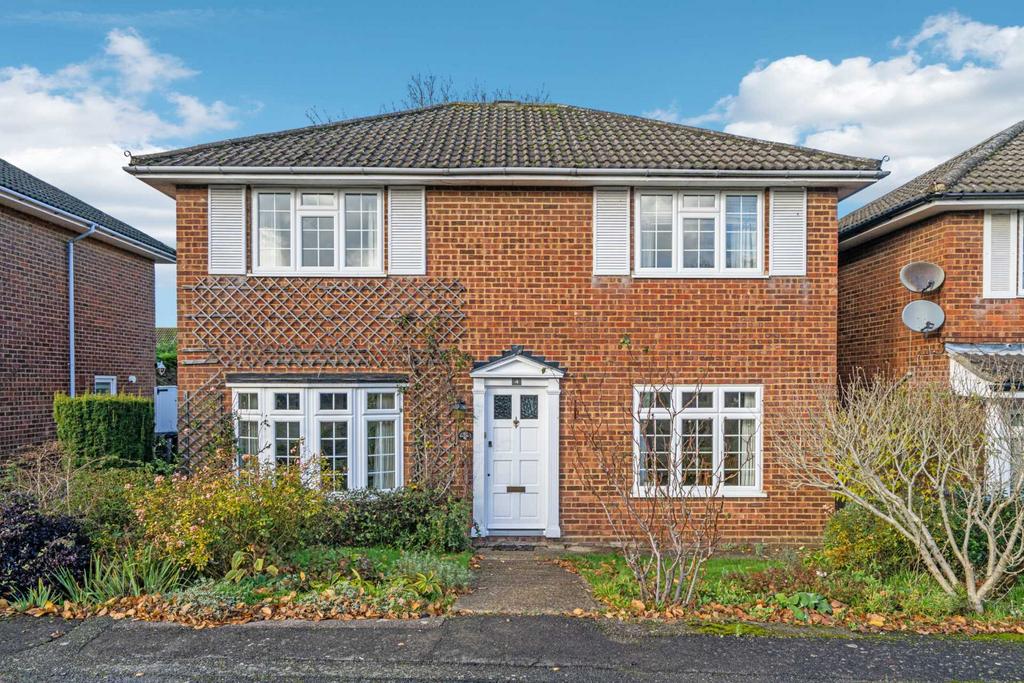 Woburn Close, Bushey 4 bed detached house for sale £850,000