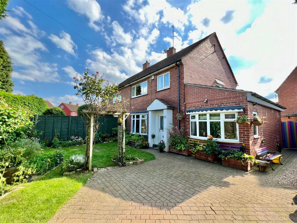 Ainsty Crescent, Wetherby, LS22 3 bed semidetached house £300,000