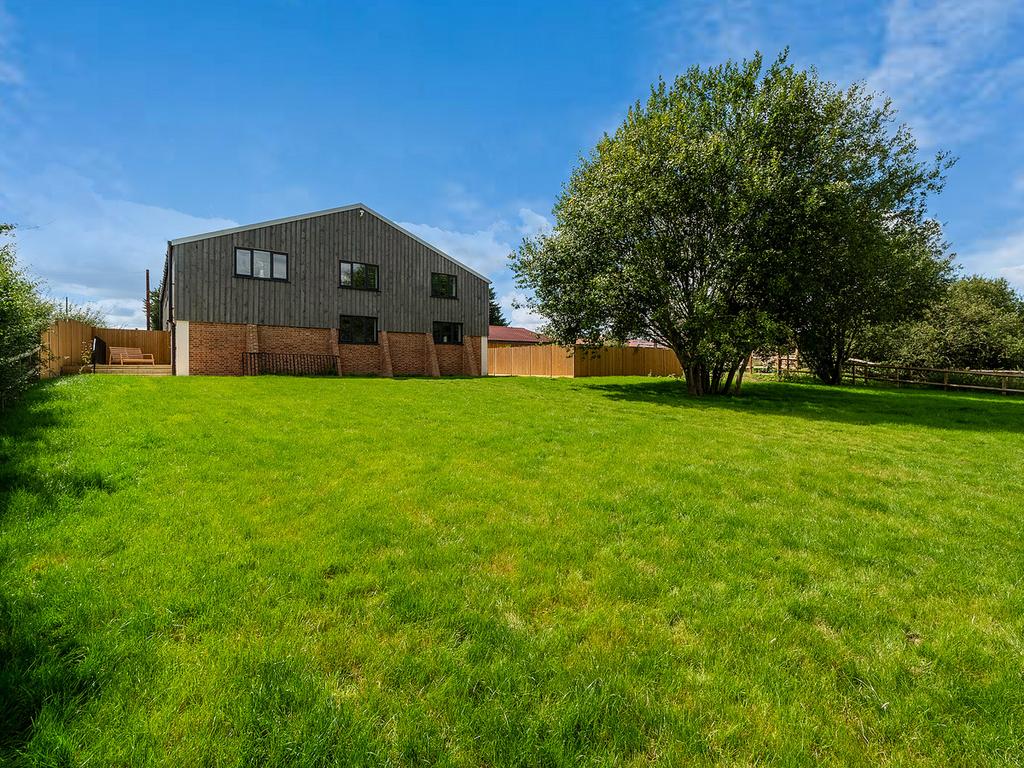Crowhurst Lane, Lingfield, RH7 3 bed barn conversion for sale £750,000