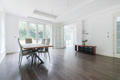 Lariden Fairway, Virginia Water, GU25 4QZ