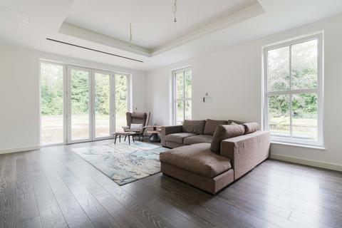 Lariden Fairway, Virginia Water, GU25 4QZ