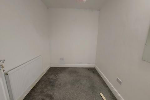 2 bedroom flat to rent, Woburn Ave, Hornchurch