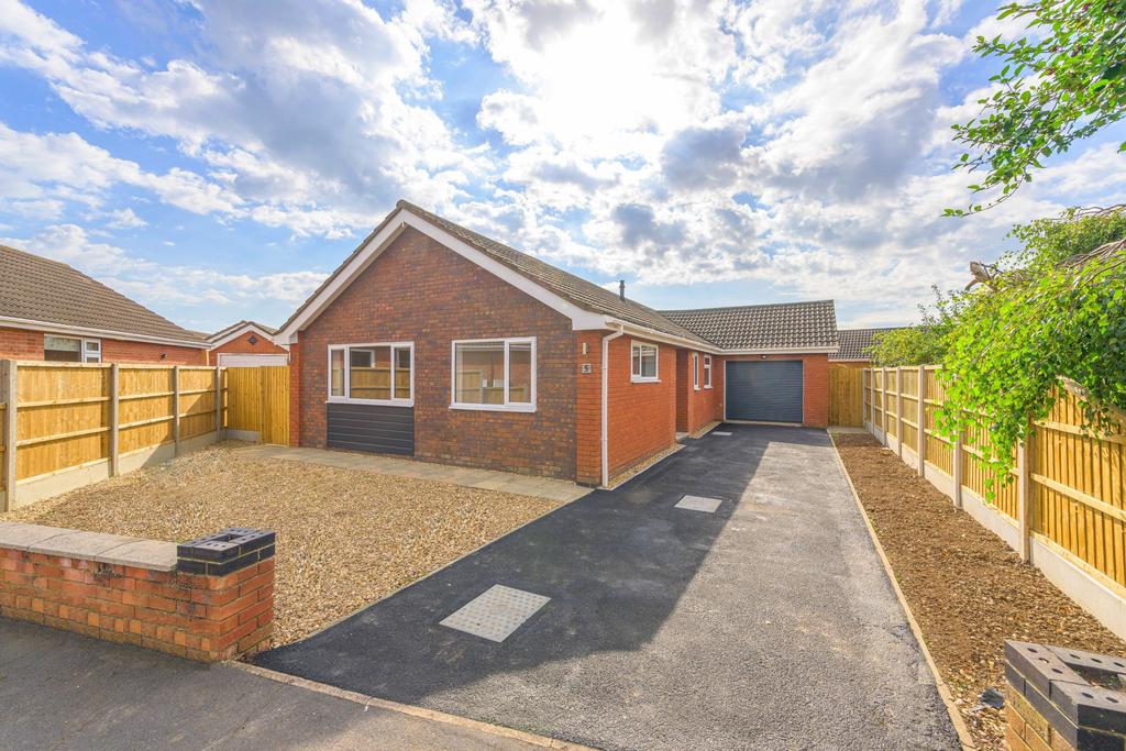 The Hurst, Skegness PE25 4 bed detached bungalow for sale £330,000