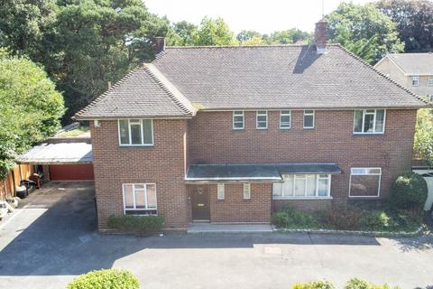 5 bedroom detached house to rent - LARGE DETACHED HOUSE IN DEAN PARK AREA