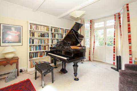 6 High View, Pinner, HA5 3PA