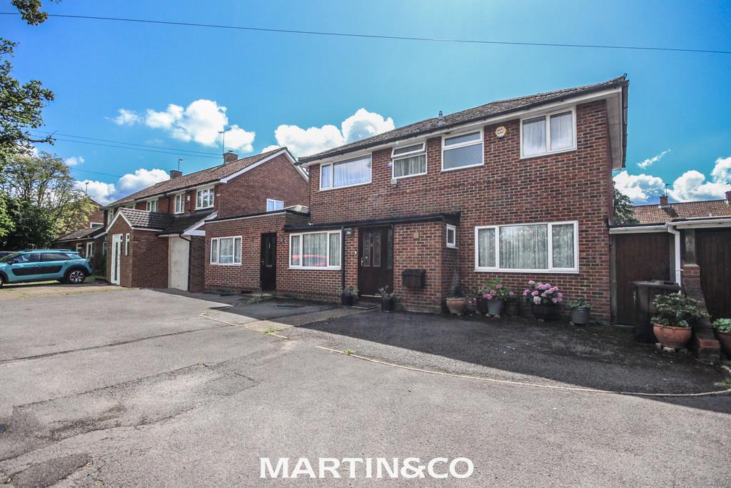 Warren House Road, Wokingham 5 bed detached house for sale £750,000