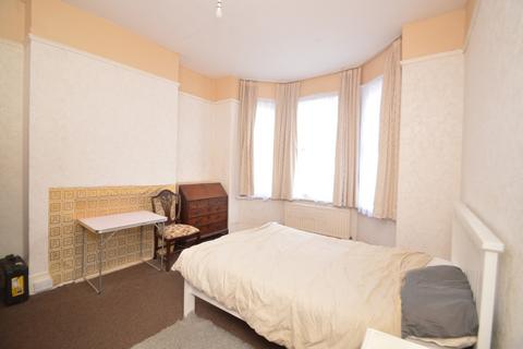 17 Vernham Road, London, SE18 3EY