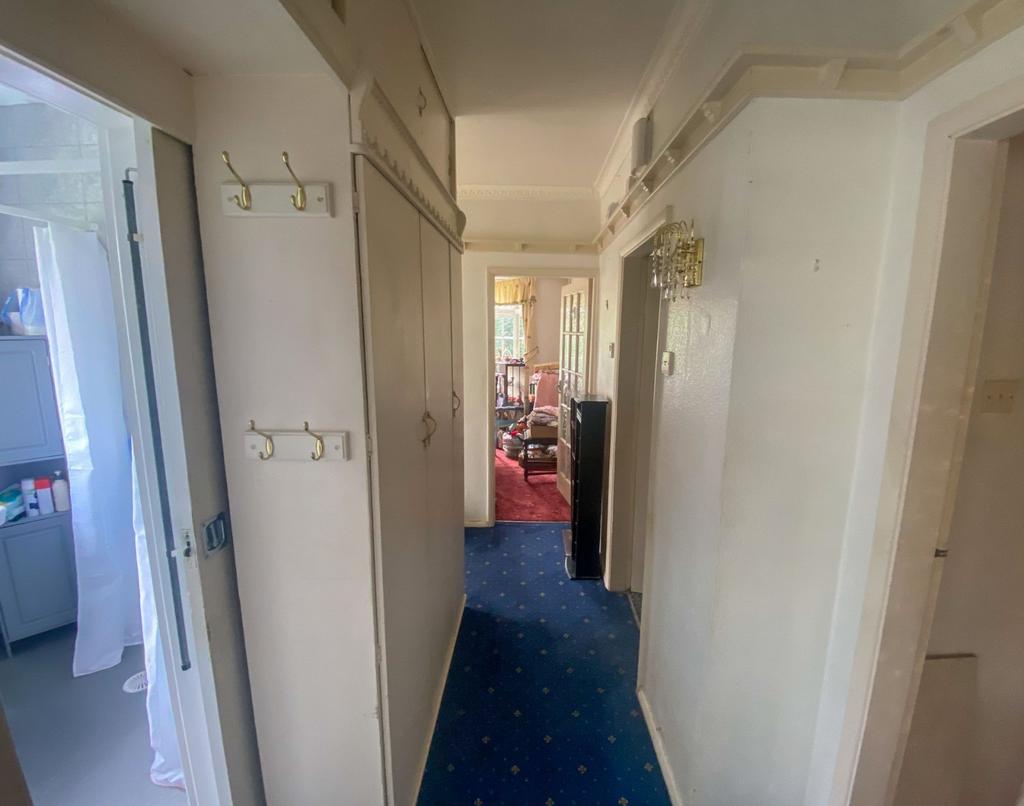 St Giles Avenue, Scartho, Grimsby, N E Lincolnshire, DN33 2 bed