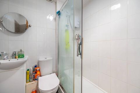 14 Turnstone Close, London, E13 0HN