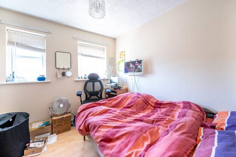 14 Turnstone Close, London, E13 0HN