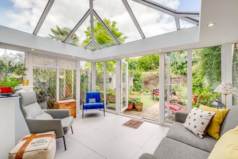 65 York Avenue, London, SW14 7LQ