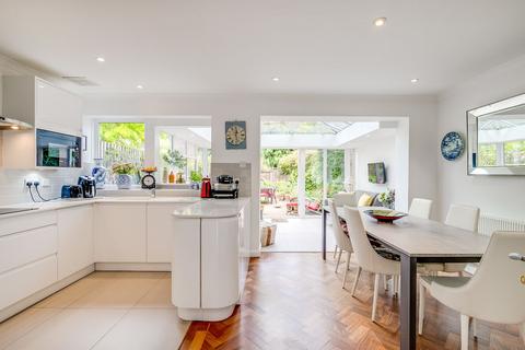 65 York Avenue, London, SW14 7LQ