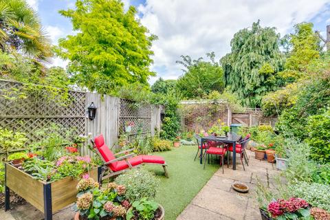 65 York Avenue, London, SW14 7LQ