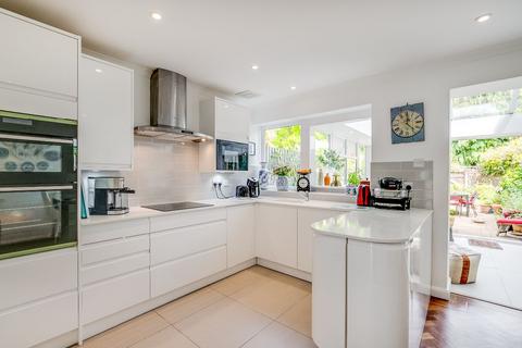 65 York Avenue, London, SW14 7LQ