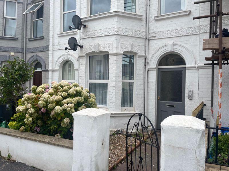 Morton Road, Exmouth 3 bed apartment £1,200 pcm (£277 pw)