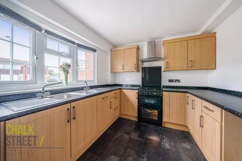 4 Widecombe Close, Harold Hill, Romford, RM3 8PL