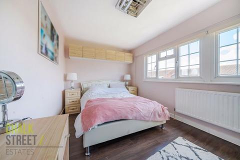 4 Widecombe Close, Harold Hill, Romford, RM3 8PL