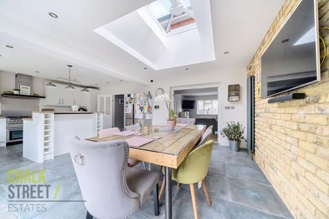 18 Hardley Crescent, Hornchurch, RM11 2EL