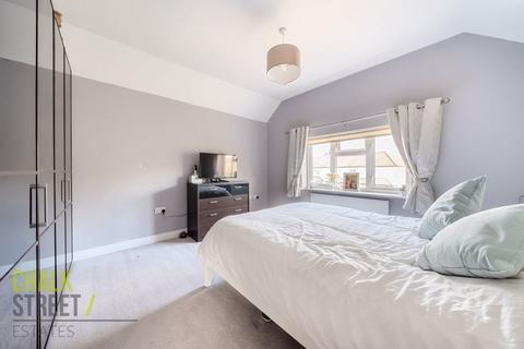 18 Hardley Crescent, Hornchurch, RM11 2EL