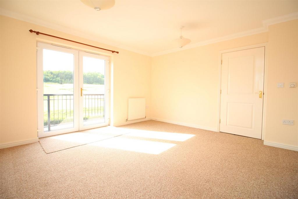 8 Brisley Close, Chartfields, Ashford, Kent. 2 bed flat £1,000 pcm (£
