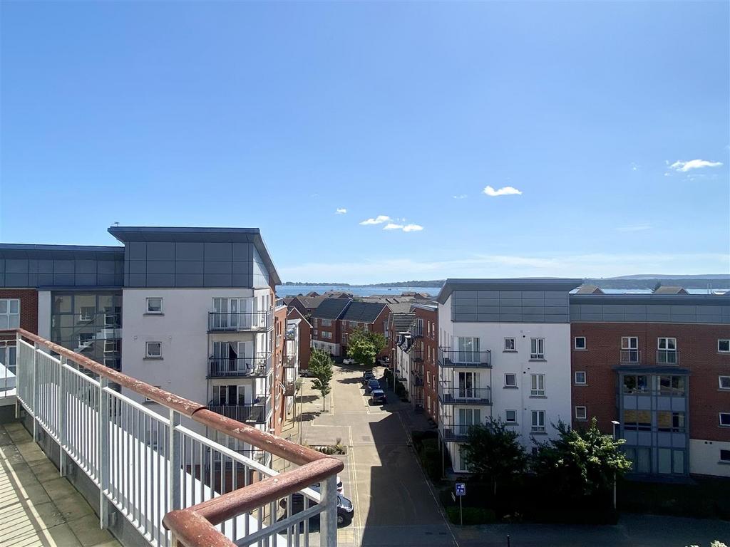 Avenel Way, Poole BH15 2 bed apartment £1,300 pcm (£300 pw)