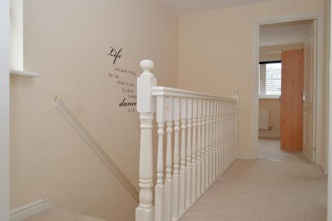 32 Dearnalay Way, Oldham, OL9 7BF