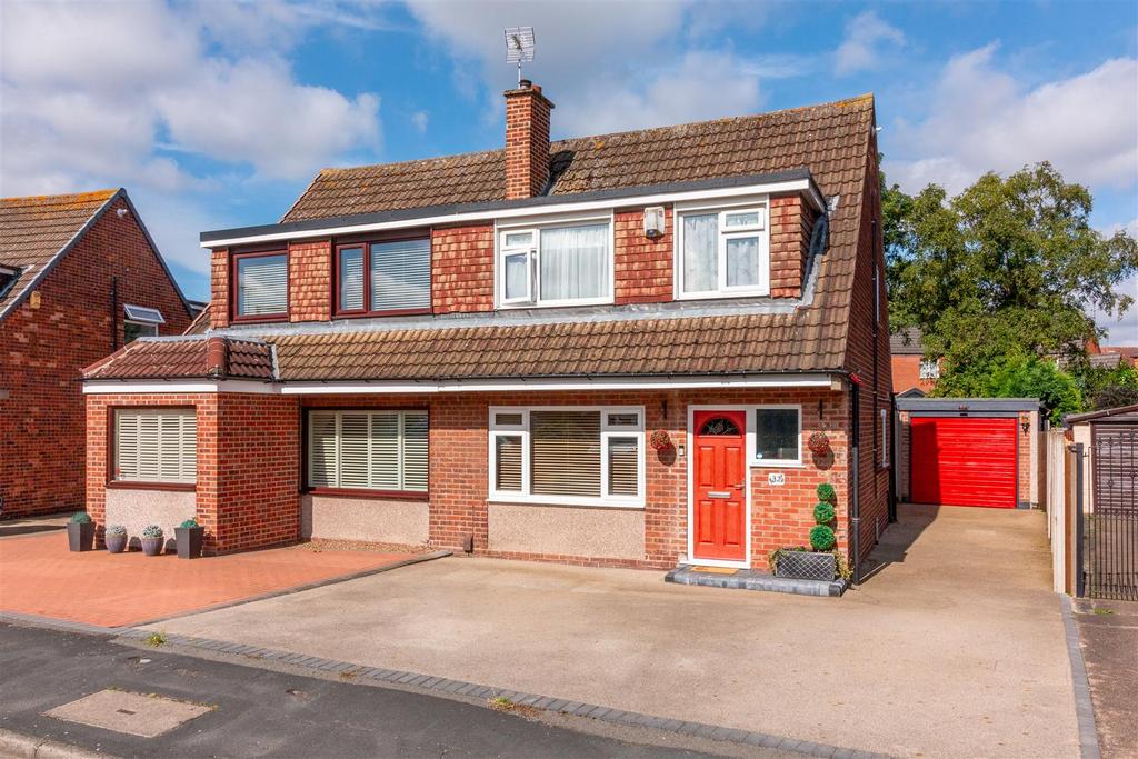 Churchill Drive, Ruddington, Nottingham 3 bed semidetached house for