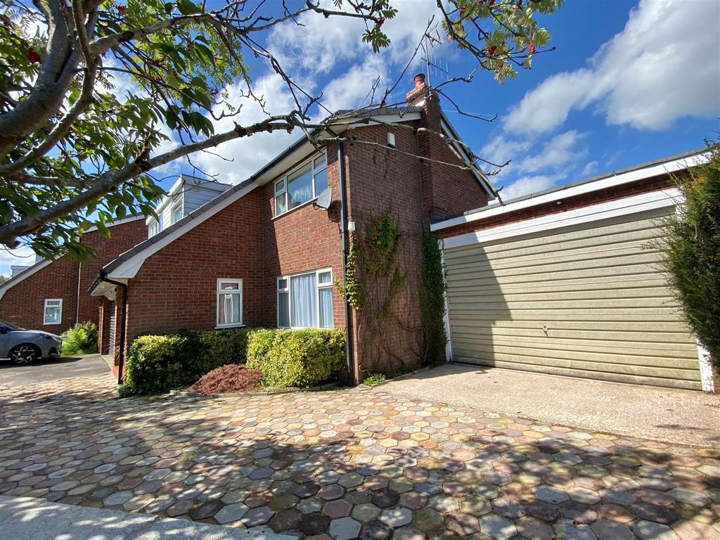 Brampton Avenue, Macclesfield 4 bed detached house for sale £490,000
