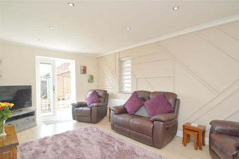 3 bedroom detached house for sale - SUPERB FAMILY HOME * LAKE