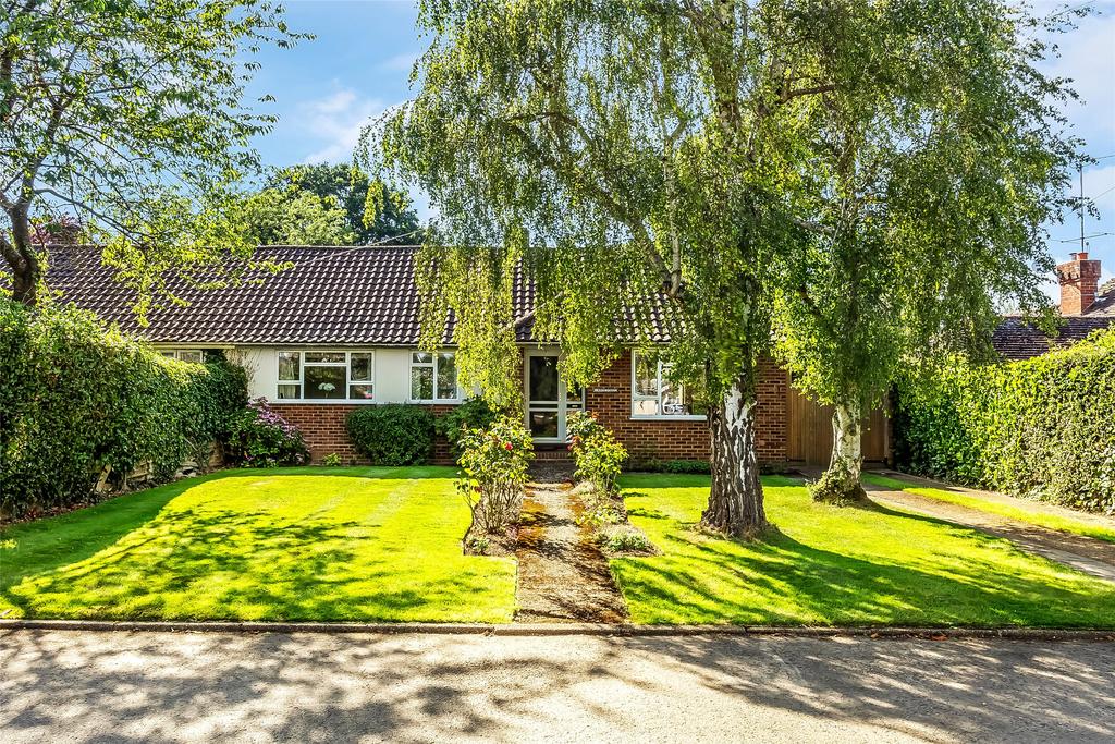 Glenfield Close, Brockham, Betchworth, Surrey, RH3 3 bed bungalow for