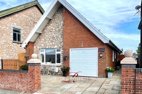 3 bedroom detached bungalow for sale - Park Lane, Holywell