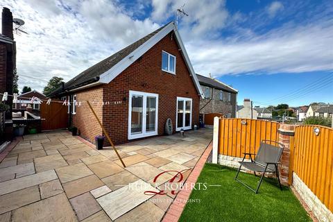 3 bedroom detached bungalow for sale - Park Lane, Holywell