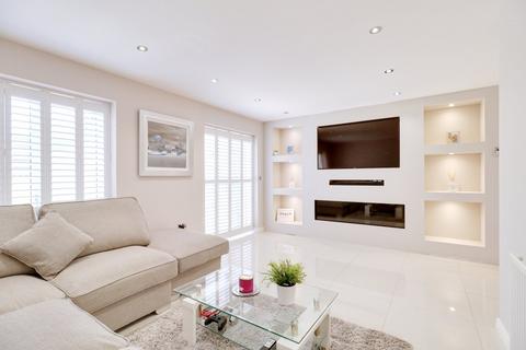 10 Courts Way, Aveley, South Ockendon, RM15 4DG