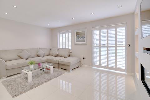 10 Courts Way, Aveley, South Ockendon, RM15 4DG