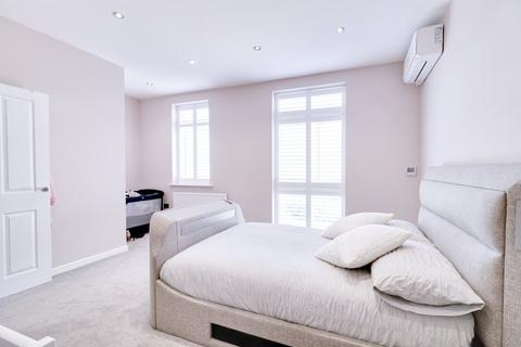 10 Courts Way, Aveley, South Ockendon, RM15 4DG